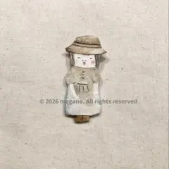 【ハンドメイド】石粉粘土 陶器風 ブローチ 帽子とワンピースのおかっぱさん
