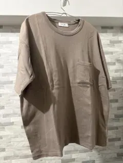 PLUS ONE ポケット付きTシャツ ベージュ Mサイズのサムネイル