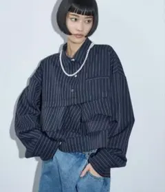 THE YOn ピンストライプラッフルヘムクロップドシャツ ネイビーのサムネイル