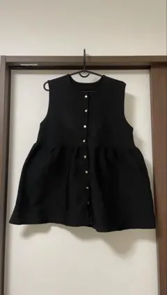 GRL　ノースリーブぺプラムニットトップス　ゴールドボタンのサムネイル