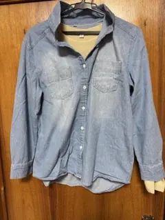 デニムブルーシャツとベージュトップスセット