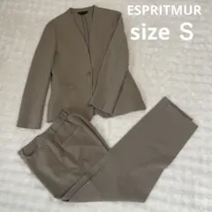 ベージュ ノーカラーパンツスーツ　ESPRITMUR