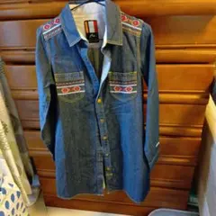 【美品】RUSTY デニムシャツ 長袖 ネイティブ柄刺繍のサムネイル