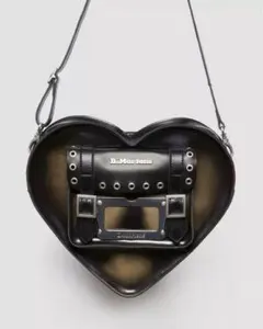 Dr. Martens ドクターマーチン ハート バックパックAD015772