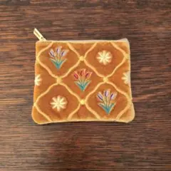 琥珀色ベルベット地のお花刺繍ポーチ