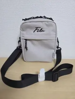 FILA ロゴテープミニショルダーバッグ グレー FM2104 筆記体ロゴ刺繍のサムネイル