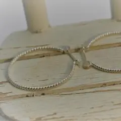 ツイストワイヤーを使って職人が丁寧に仕上げた25mm フープピアス　0258-4