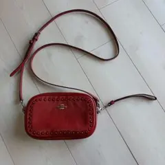 レアー　赤いレザーショルダーバッグ スタッズ付き