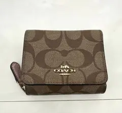 COACH シグネチャー 三つ折り財布　ベージュ　ブラウン　ピンクのサムネイル