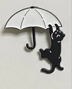 ♪P258★黒猫が傘にぶら下がる★ピンバッジ★猫好き★