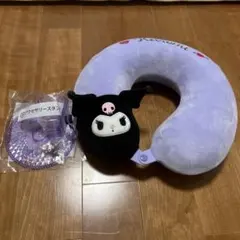 紫色のクロミちゃんキャラクター ネックピローとアクセサリースタンド