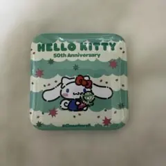 ハローキティ 50周年記念 サーティーワンコラボ　缶バッチ