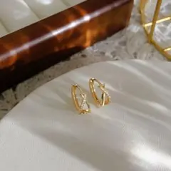 【匿名配送✨新品】フープピアス　ゴールド　ジルコニア　ねじれ　フィッシュ