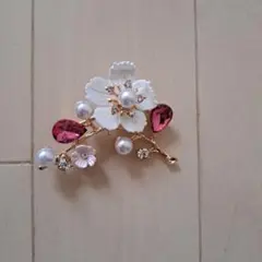 花とパールのブローチ
