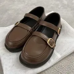 ブラウン ストラップ付きローファー