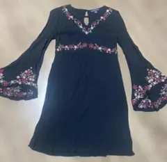 アメリカンラグシー　ブラックの花柄刺繍ひざ丈ワンピース