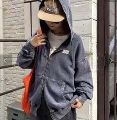 【UNISEX】アシッドウォッシュ加工ロゴジップパーカーのサムネイル