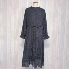 【earth】長袖ロングワンピース 細プリーツ ウエストリボン紐 ドット柄 黒