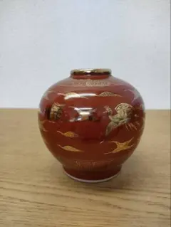 九谷焼　赤色 陶器 花瓶 金色模様　アンティーク　インテリア　工芸品のサムネイル