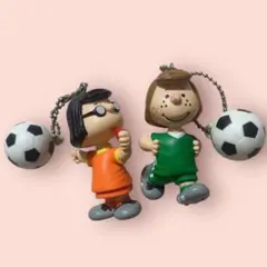 レトロ　スヌーピー ペパーミント・パティ　マーシー　サッカー　キーホルダー