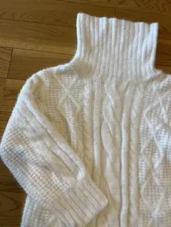 ニーハイ　ホワイト ケーブル編み ハイネック　ニットワンピース　白ニット