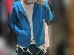青パーカー