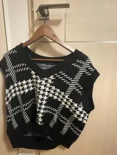 黒と白のチェック柄ノースリーブニットベスト