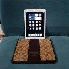 iPad Air2シルバー COACH製ケース付き