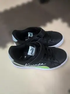 Puma ストラップ付き ブラックスニーカー