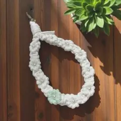 マクラメ編みのフラワーハンドストラップ　スマホ　キーチェーン　パールのお花