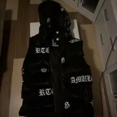 ロゴ入りフード付きダウンジャケット