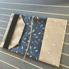 【撥水加工布】自由に飛び回るスペースマンと宇宙柄 文庫本サイズブックカバー 15