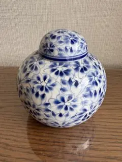 青い花柄の陶器製　蓋付き容器
