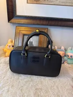 MIUMIU 黒のレザー風ハンドバッグ
