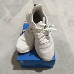 adidas ホワイト スニーカーのサムネイル