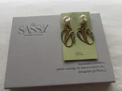 SASSY ハンドメイドピアス