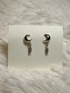 三日月モチーフピアス