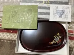 赤色 漆製 楕円形盆 花の装飾付き