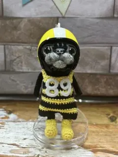 ヘルメットをかぶった黒パグさんのあみぐるみキーホルダー