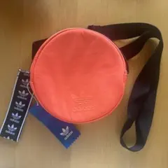 adidas オレンジ ボディバッグ