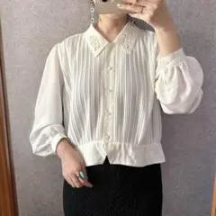 ヴィンテージ 昭和レトロ古着 スカラップ襟プリーツデザインブラウス 花模様白無地