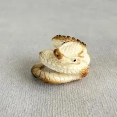 根付　蛇の彫刻 セイウチ牙製　置物　ミ10