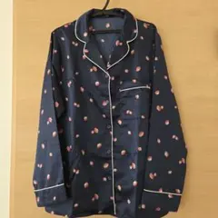 【GU】サテンパジャマ、 いちご柄 、ネイビー、上着のみ ( Sサイズ )