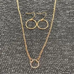 ゴールドネックレス＆ピアス2点セット。