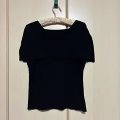黒オフショルダー半袖ニット