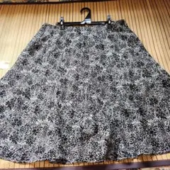 ★最終価格.大きいサイズ★トップを選ばない黒の小花柄、フレアスカート★