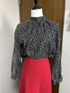 黒と白のドット柄長袖シャツ