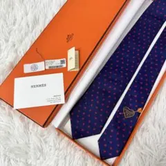 HERMES ハート総柄 シルク 紺×赤 7cm 箱・タグ付 ナロータイ