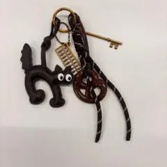 猫　キーホルダー チャーム プレッツェル　ブラウン