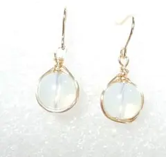 ホワイトオパール一粒ピアス　ワイヤーラッピング